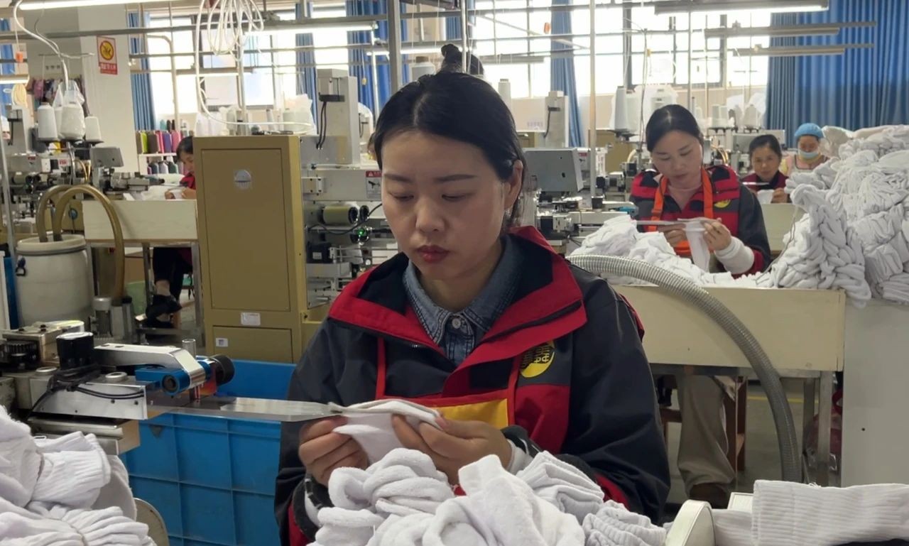 尧舜袜业岗位标杆探秘系列——缝头工刘艳节：从“金牌工人”到“缝头大师”，“两个秘诀”小动作里的大智慧传奇